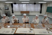 CDにサインを入れるAnge☆Reve。