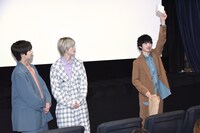 タイムカプセルを掲げる吉田仁人（右）。