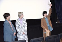 タイムカプセルを掲げる吉田仁人（右）。