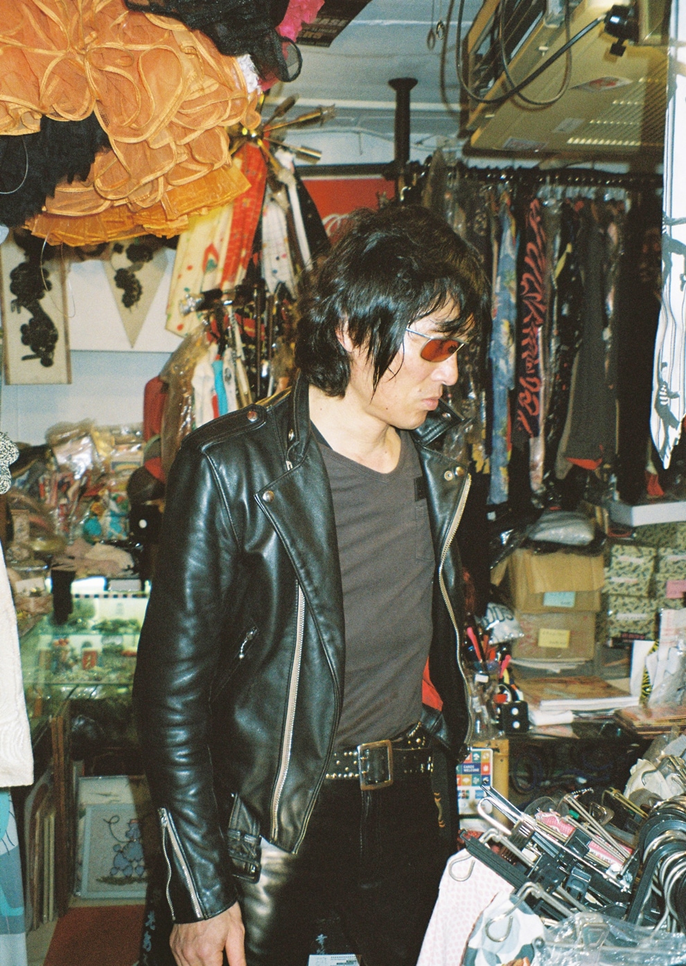 旧友が営む原宿のロカビリーショップ・原宿ジャックスを訪れたセイジ。