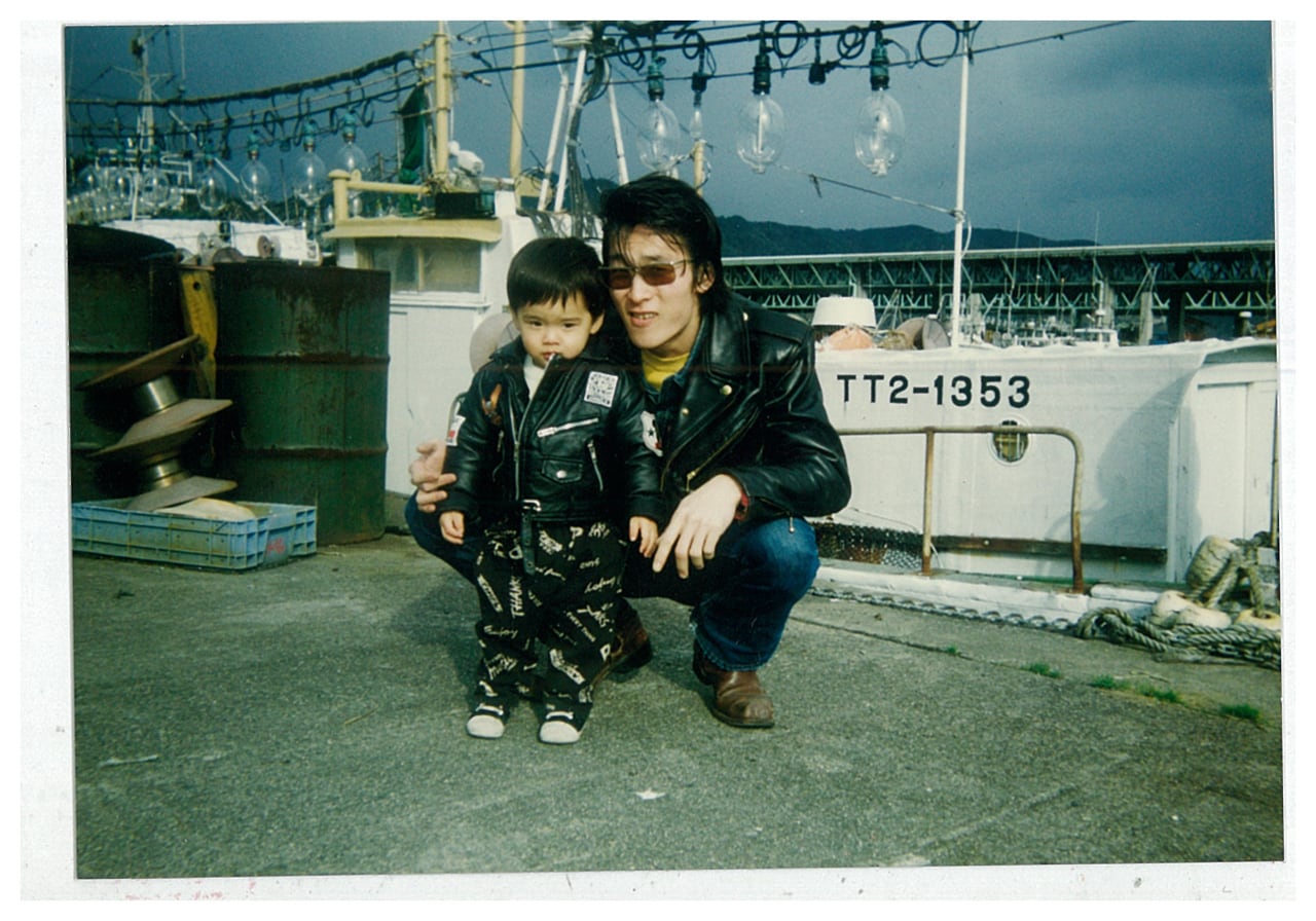 スーパージャンクで働いていた頃のセイジと甥の写真(セイジ私物)。当時セイジはレザージャケット、リーバイスの501、ジョンソンズのブーツを愛用していた。