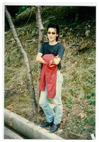 スーパージャンクで働いていた頃のセイジの写真（セイジ私物）。こちらは赤いスイングトップにリーバイスの501、ジョンソンズのブーツを合わせたルック。