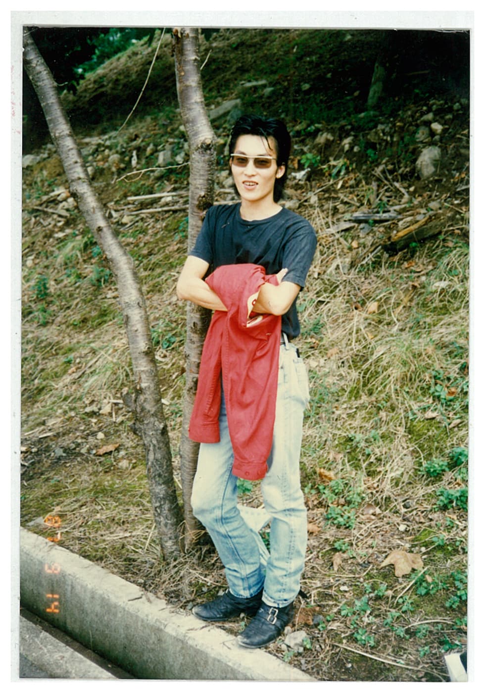 スーパージャンクで働いていた頃のセイジの写真(セイジ私物)。こちらは赤いスイングトップにリーバイスの501、ジョンソンズのブーツを合わせたルック。