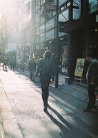 かつてスーパージャンクがあった場所の近くを歩くセイジ。