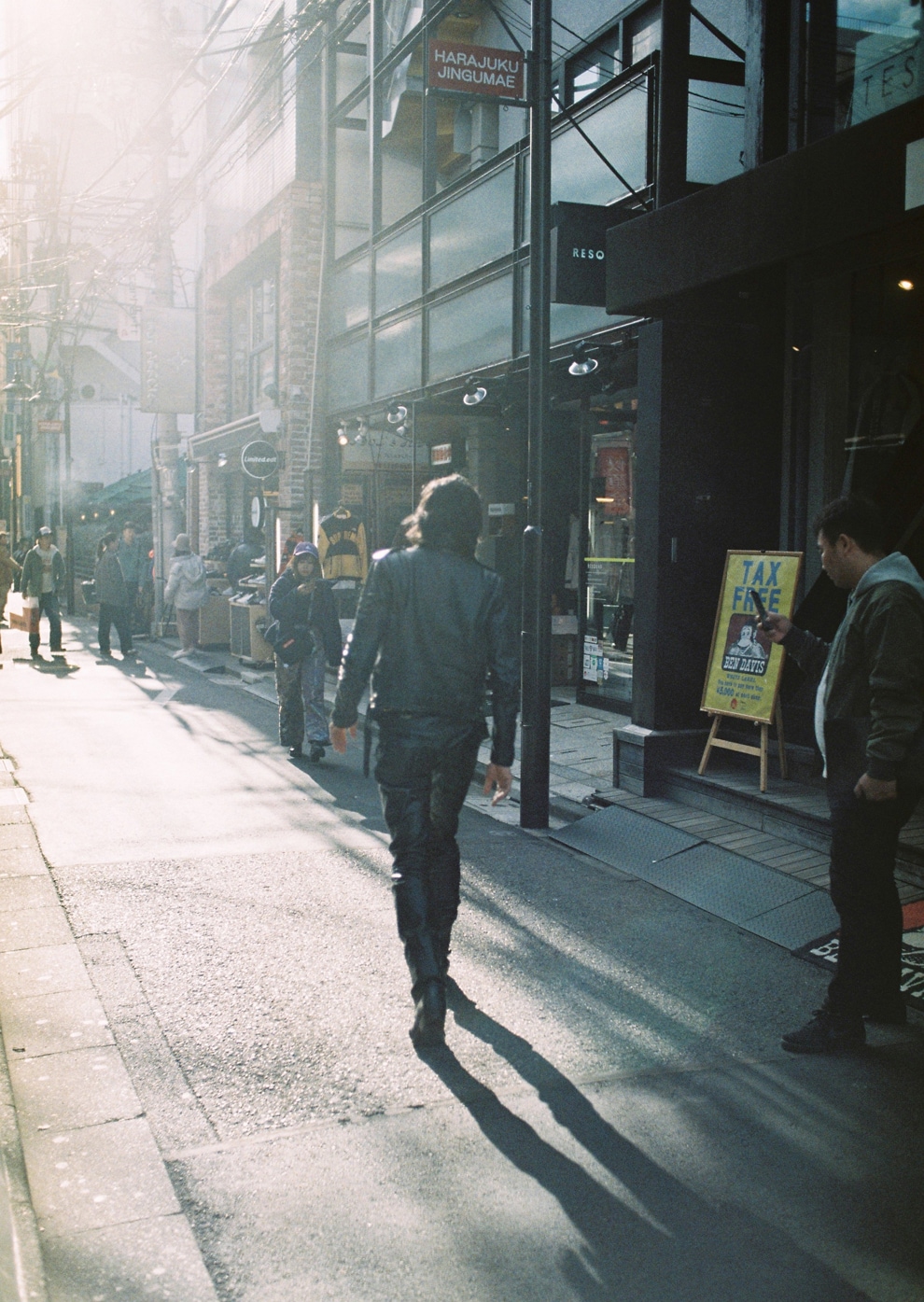 かつてスーパージャンクがあった場所の近くを歩くセイジ。