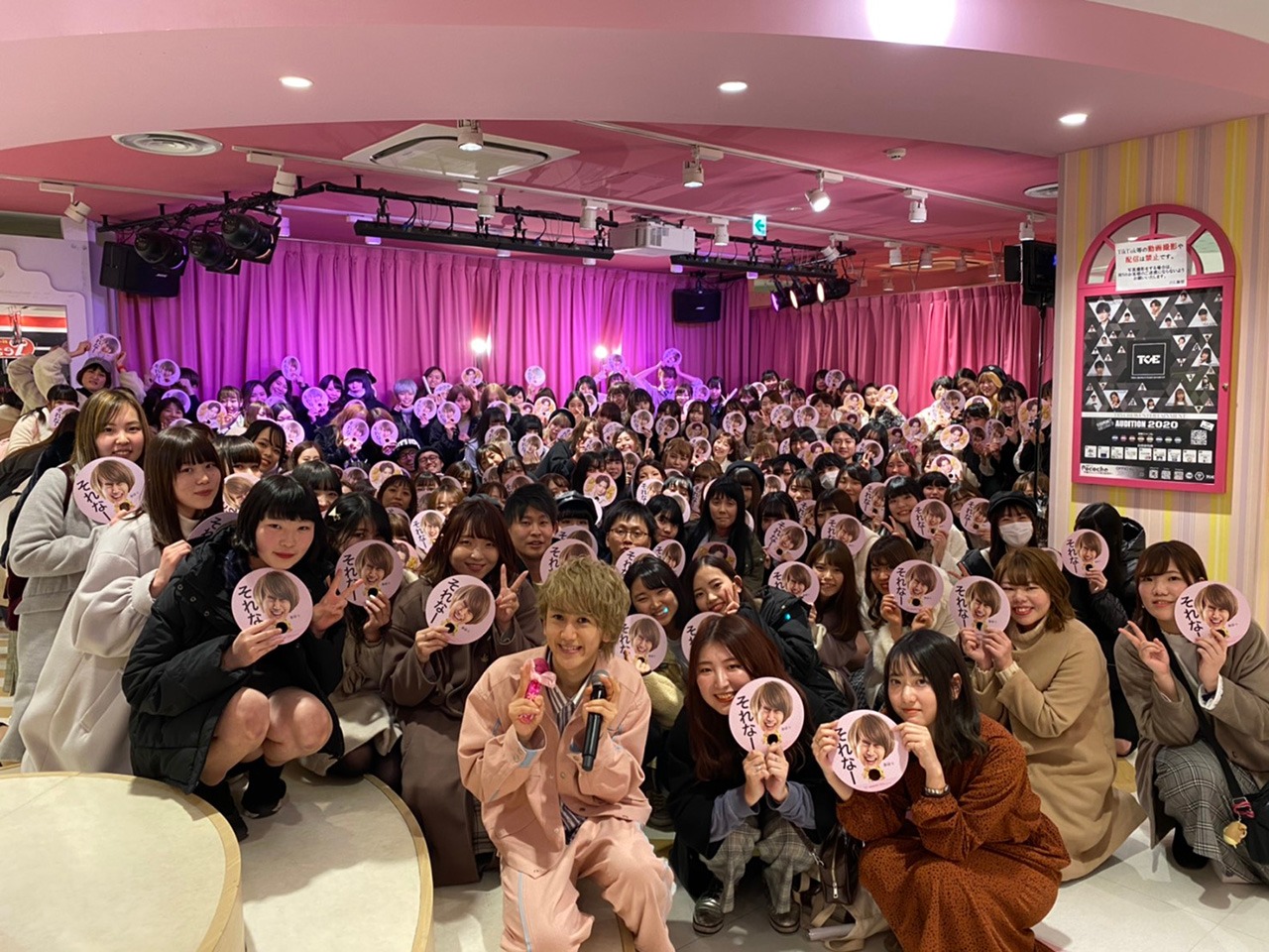 末吉9太郎「顔面国宝！それなー」ミュージックビデオ撮影のオフショット。