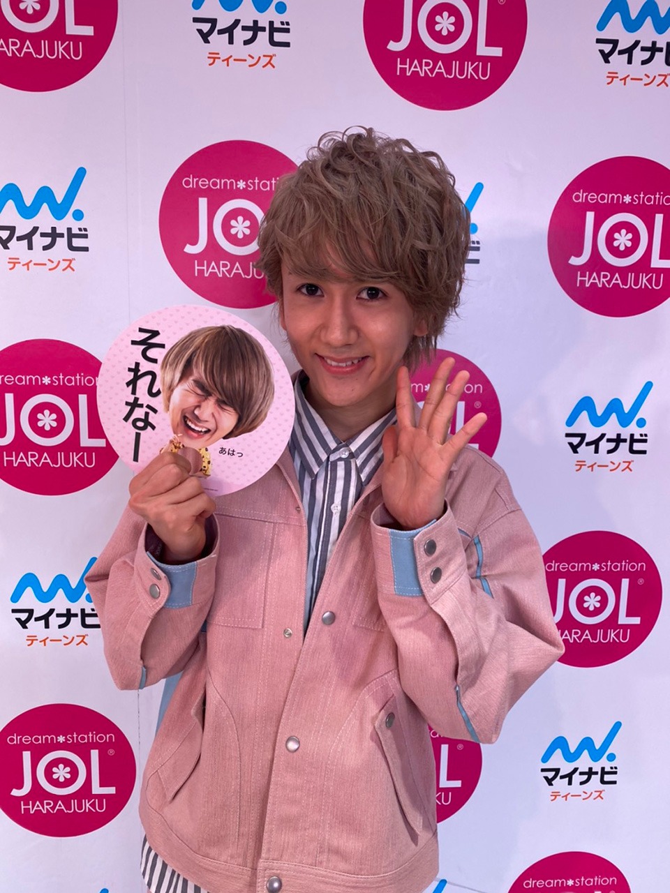 末吉9太郎「顔面国宝！それなー」ミュージックビデオ撮影のオフショット。