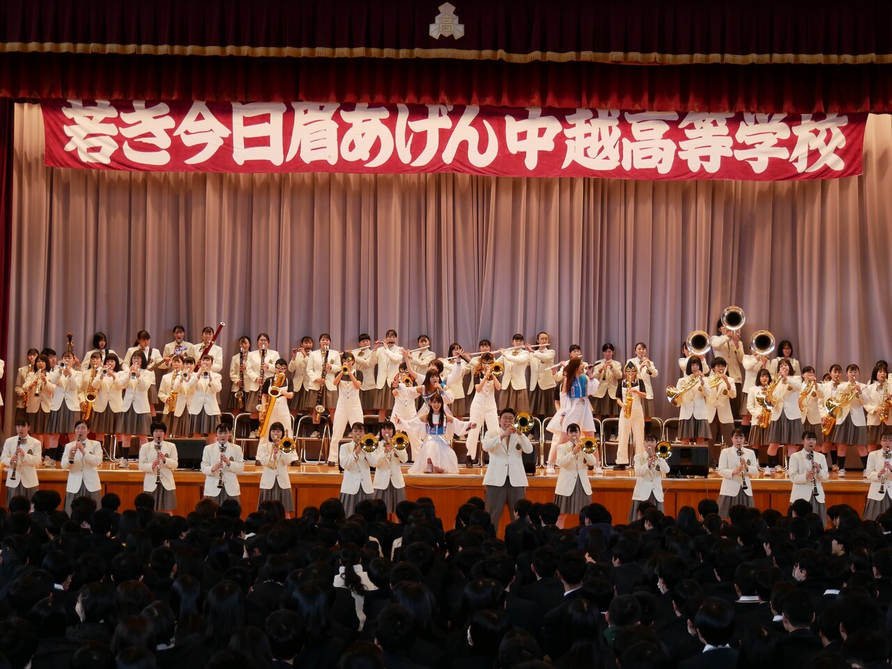 TEAM SHACHIによる中越高等学校吹奏楽部サプライズ訪問の様子。