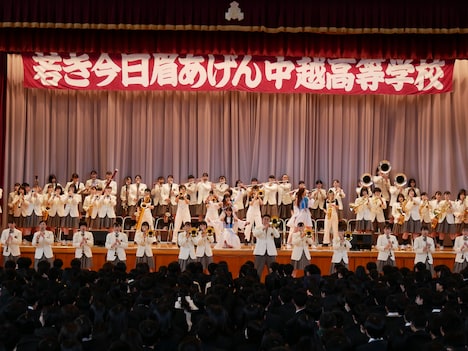 TEAM SHACHIによる中越高等学校吹奏楽部サプライズ訪問の様子。