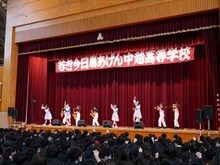 TEAM SHACHIによる中越高等学校吹奏楽部サプライズ訪問の様子。