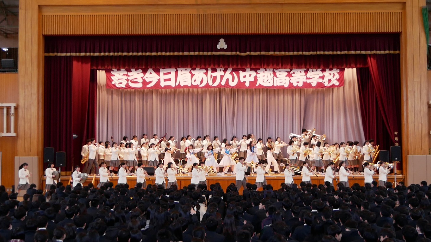 TEAM SHACHIによる中越高等学校吹奏楽部サプライズ訪問の様子。