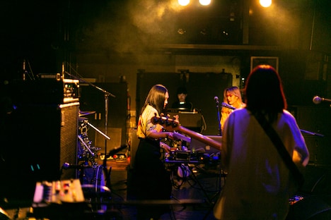 アンコールにて「Step On」を披露するTAWINGSとMIHO HATORI。（Photo by Takashi Akiyama）