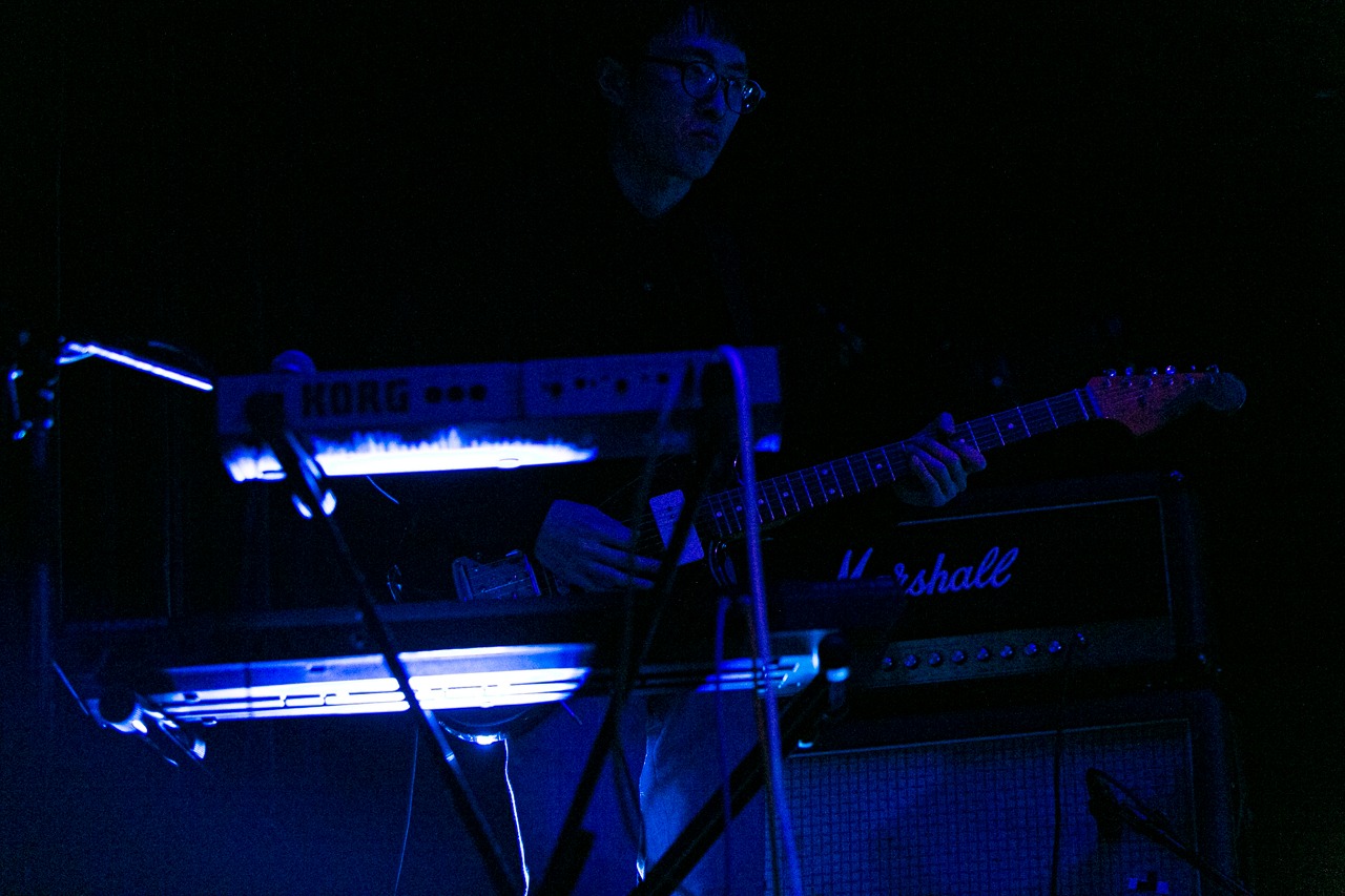 inui（G, Key / TAWINGSサポートメンバー、PEARL CENTER、YOUR ROMANCE）（Photo by Takashi Akiyama）