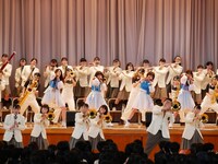 TEAM SHACHIによる中越高等学校吹奏楽部サプライズ訪問の様子。