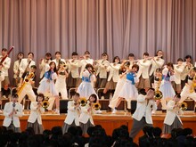 TEAM SHACHIによる中越高等学校吹奏楽部サプライズ訪問の様子。