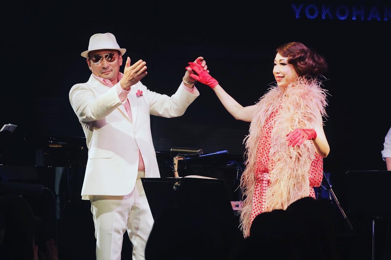 横山剣（クレイジーケンバンド）と野宮真貴。