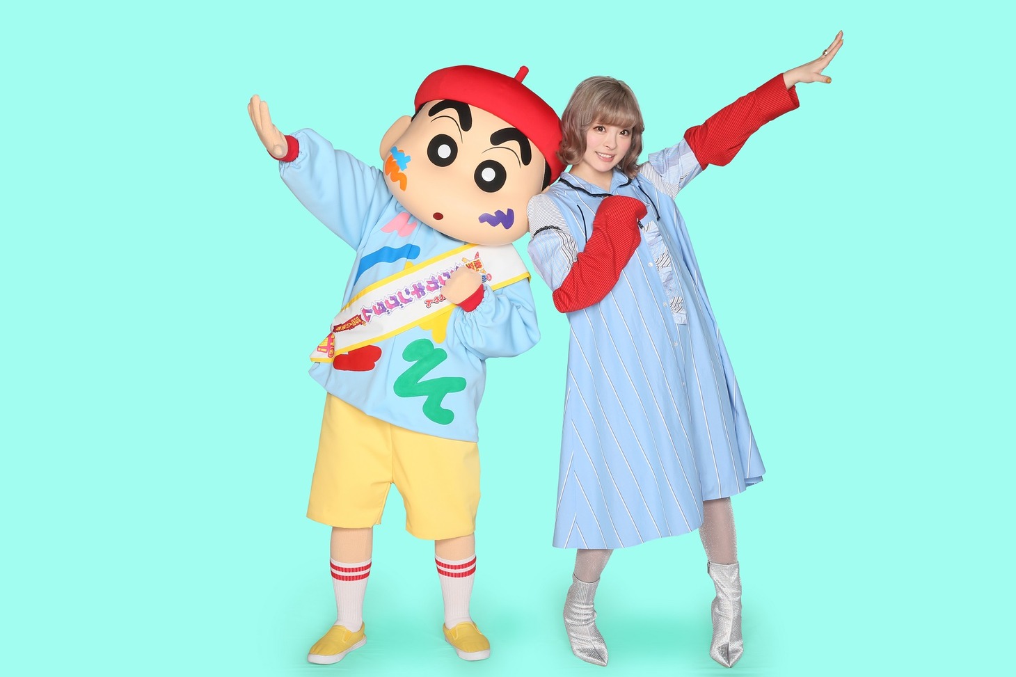 野原しんのすけときゃりーぱみゅぱみゅ。