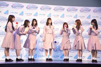 佐々木久美を囲み笑顔を見せる日向坂46。