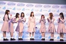 佐々木久美を囲み笑顔を見せる日向坂46。