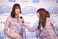 独特なポージングで佐々木久美（左）に質問をする加藤史帆（右）。