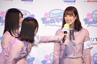 金村美玖（手前）からの質問に真剣に答える佐々木久美（右）。