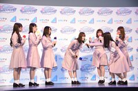 メンバー同士の囲み取材を行う日向坂46。