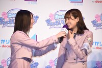 左から小坂菜緒、佐々木久美。