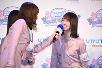 尊敬する先輩は佐々木久美と回答する金村美玖（右）。