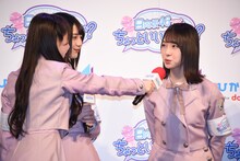 齊藤京子の質問に答える金村美玖。