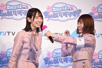 金村美玖にやんちゃな笑顔でインタビューする東村芽依。