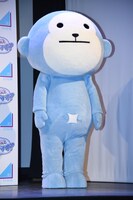 日向坂46メンバーの撮影中に端で待機するひかりカエサルくん。