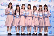 左から佐々木久美、齊藤京子、金村美玖、小坂菜緒、東村芽依、加藤史帆、上村ひなの（日向坂46）。
