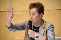 ジャニー喜多川氏の遺骨を手に取る中居正広。