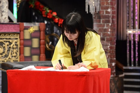 物販を実演する里咲りさ。 (c)日本テレビ