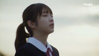 ブルボン「フェットチーネグミグレープソーダ味」テレビCM「迷ったら、ハズむほう。」編より。