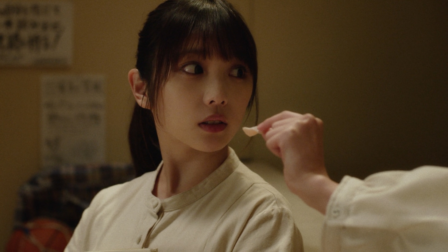 ブルボン「フェットチーネグミグレープソーダ味」テレビCM「迷ったら、ハズむほう。」編より。