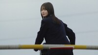 ブルボン「フェットチーネグミグレープソーダ味」テレビCM「迷ったら、ハズむほう。」編より。