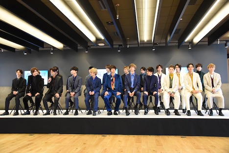 「FAKE MOTION」会見の様子。