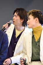 ジャン海渡に話しかける船津稜雅と草川拓弥。