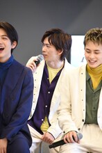 ジャン海渡にゲームアプリをアンインストールしたことを謝る船津稜雅（中央）。