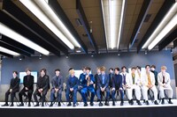 「FAKE MOTION」会見の様子。