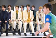 田添健汰・響兄弟のラリーを見る薩高メンバーと田中洸希、池田彪馬。