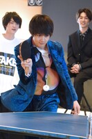 シングルスに挑戦する佐野勇斗。