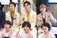 人気画像7位は「“EBiDAN卓球ドラマ”21名が爆笑会見、佐野勇斗『みんなイケメンでございます！』」より、フォトセッションの様子。