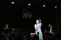 ファンと乾杯する南端まいな。