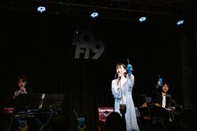 ファンと乾杯する南端まいな。