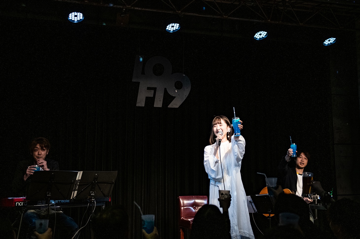 ファンと乾杯する南端まいな。