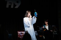 オリジナルカクテル「マイナブルー」を手に念願だった乾杯の音頭をとる南端まいな。