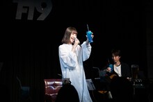 オリジナルカクテル「マイナブルー」を手に念願だった乾杯の音頭をとる南端まいな。