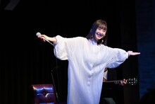 ファンの祝福を受ける南端まいな。